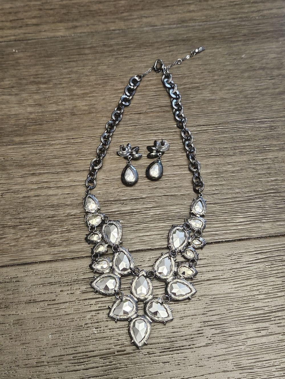 JLO Jennifer Lopez Red Rhinestone Statement Necklace Set - Picture 5 of 10
